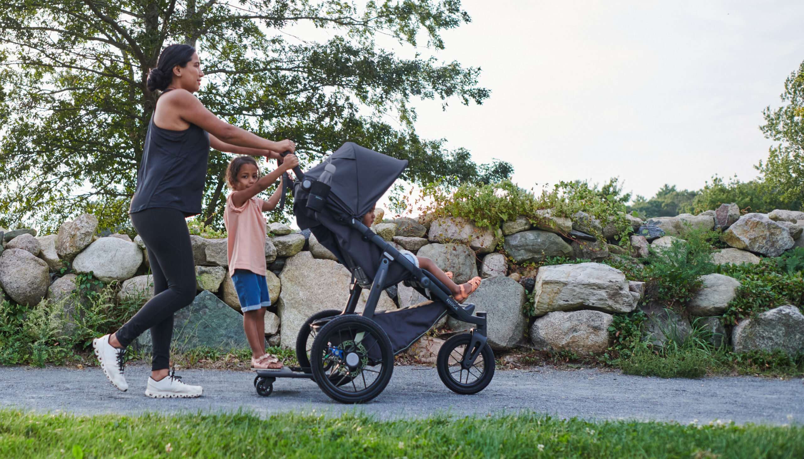 Parent pushes children in Ridge with PiggyBack attached