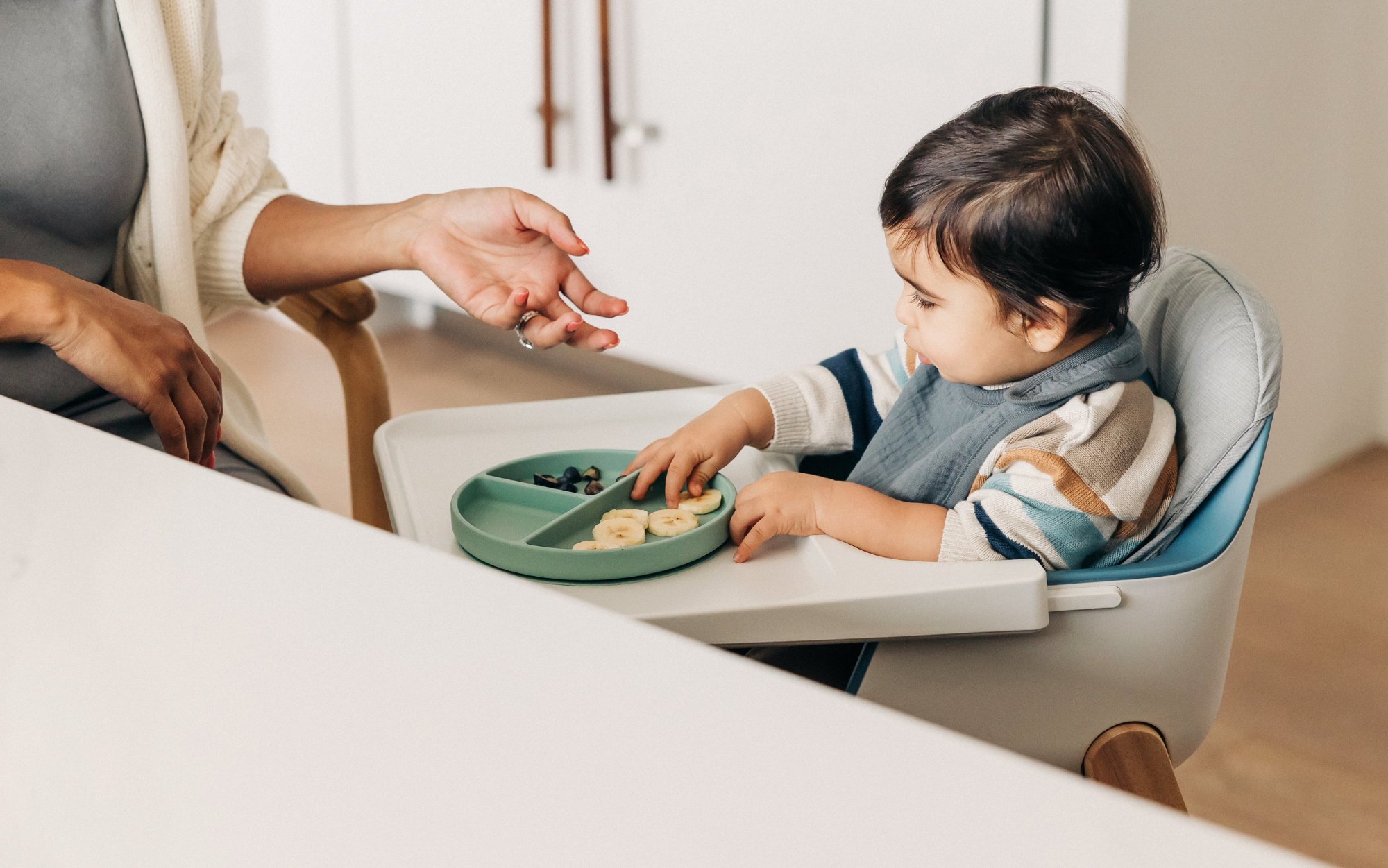 The Ciro High Chair features a 3-position, adjustable tray that is able to be used with suction plates, bowls, and cups, but is still able to be cleaned in the dishwasher when messes inevitably happen