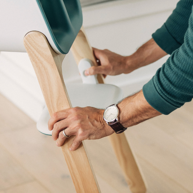 The Ciro High Chair includes a patent-pending, dual position, 180-degree rotating footrest that positions baby's feet comfortably while growing