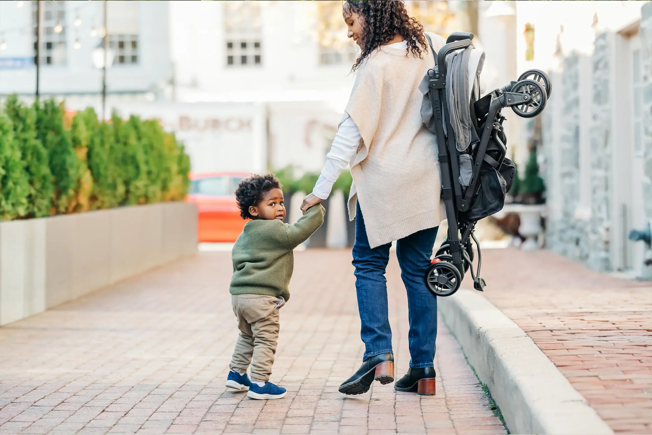 With its convinient carry strap, the G-Luxe is the ideal on-the-go umbrella stroller weighing in at just 16 pounds