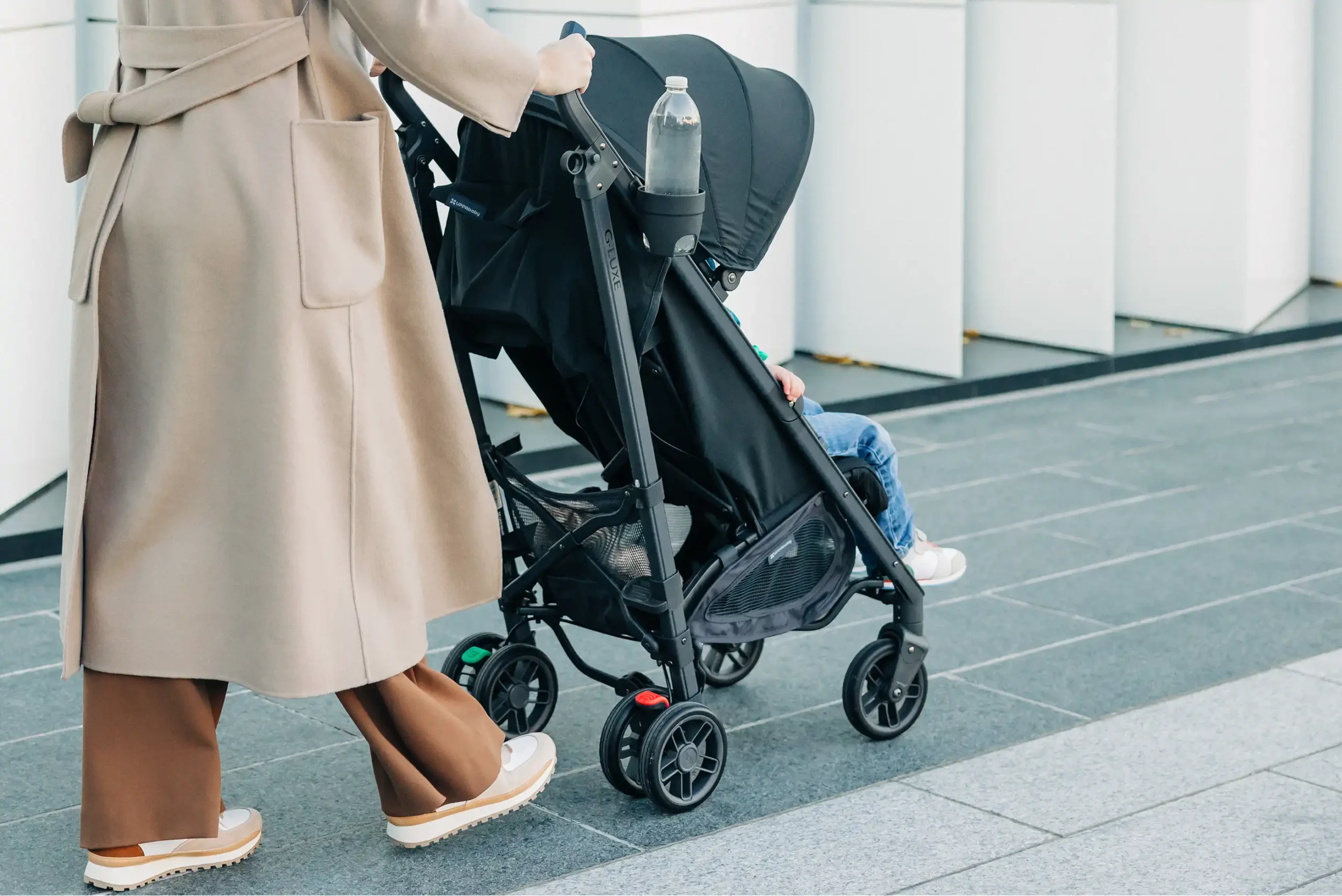 The G-Luxe includes a removable cup-holder that easily attaches/detaches to/from the stroller frame for on-the-go hydration for both parent and child