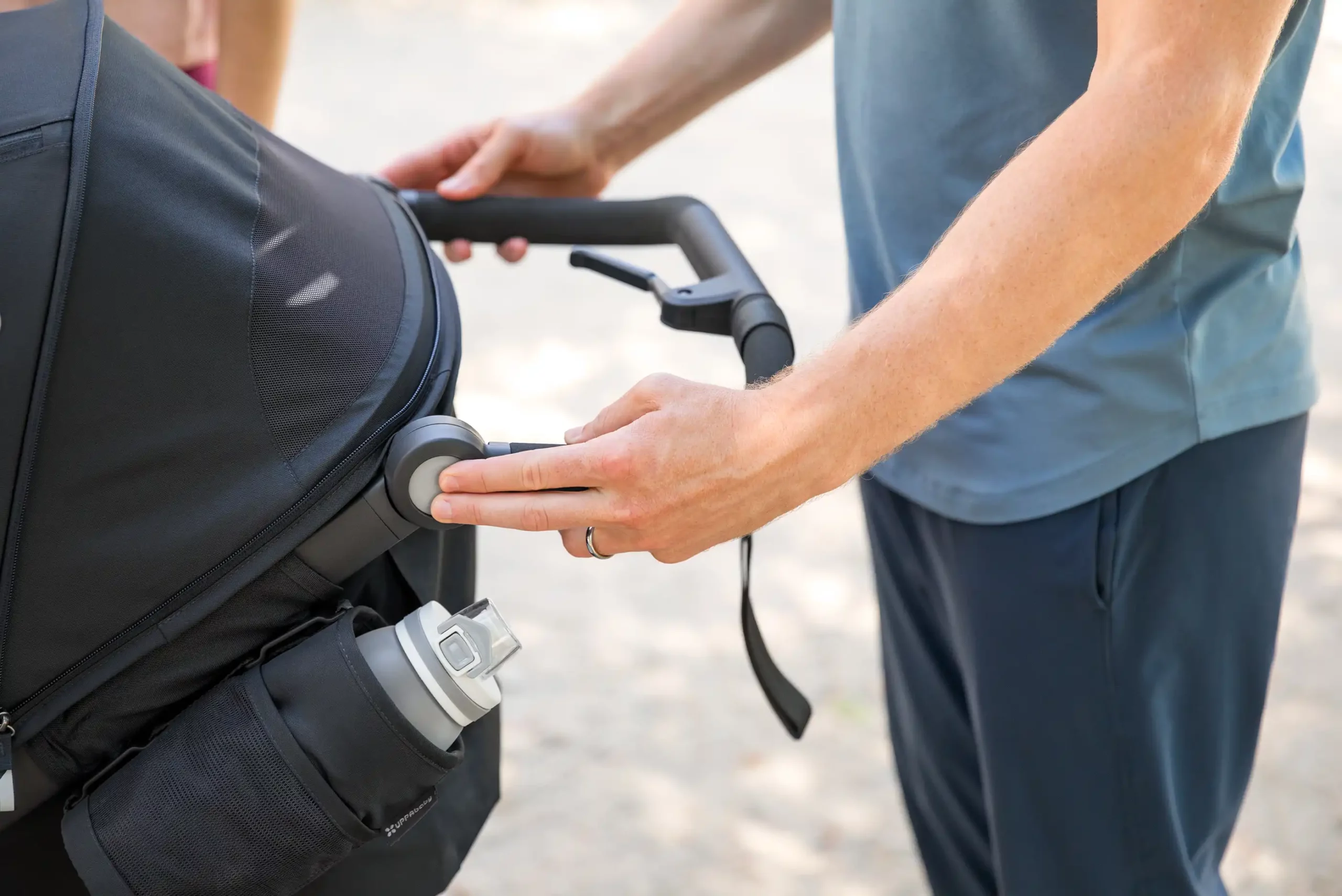 A man easily adjusts the Ridge's handlebar that adjusts to 4 positions for precise and more comfortable jogging/pushing